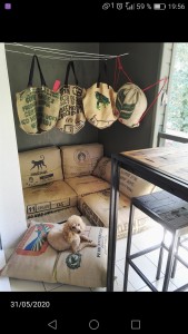 Photo de galerie - Créatrice de petit mobilier réalisé à partir de sacs de café
