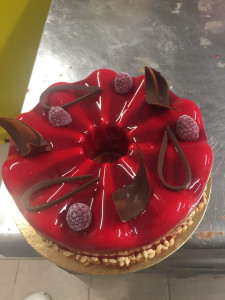 Photo de galerie - Gâteau effet miroir mousse aux fruit rouges 