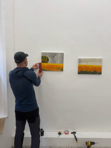 Photo de galerie - Pose de tableaux, miroirs et décoration murale (Expo, Galerie & Particuliers)