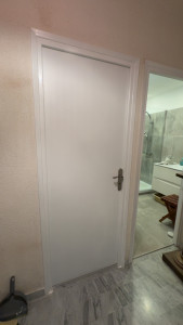 Photo de galerie - Démontage de l'ancien cadre de porte, installation d'un nouveau cadre et porte,  finition et peinture.