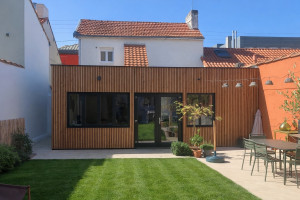 Photo de galerie - Mise à nu de terrain, engazonnement et plantation, bardage bois et peinture exterieure 