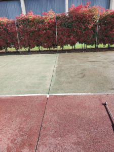 Photo de galerie - Nettoyage cours de tennis 
a droite avant a gauche après 