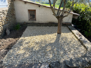 Photo de galerie - Plate bande en gravier concassées 