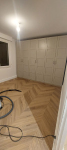 Photo de galerie - Appartement refait à neuf 
pose de sol lame pvc en chevron imitation parquet + dressing ikea