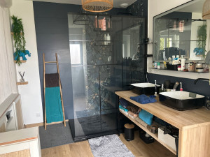 Photo de galerie - Création d’une salle d’eau avec rangement pour une suite parentale 