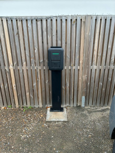 Photo de galerie - Borne de recharge sur poteau 