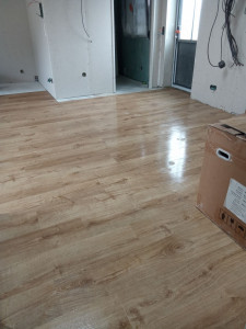 Photo de galerie - Rénovation d'un sol béton ( ragréage ) + pose d'un parquet stratifié chêne clair.
80m2