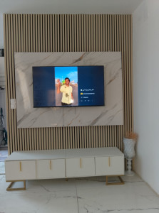 Photo de galerie - Décoration tv en plaque PVC et tasseau en 6