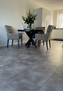 Photo de galerie - Pose de dalles PVC : sol durable, esthétique et parfaitement fini pour votre maison.