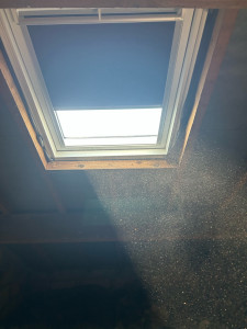 Photo de galerie - Création d’une ouverture pour la pose d’un velux et pose de store occultant 