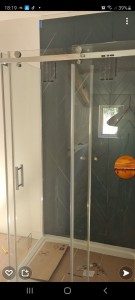 Photo de galerie - Pose portes de douche 