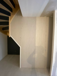 Photo de galerie - Création d'une cloison sous escalier existant