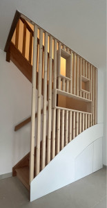 Photo de galerie - Création d’un claustra avec niche, aménagement sous-escalier avec tiroir et rénovation d’un escalier 