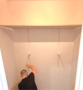 Photo de galerie - Fixation avec équerres de 3 étagères d’environ 1m70 de long 