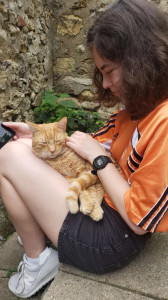 Photo de galerie - Manifestement, j'ai été adoptée par un chat du refuge auquel je suis bénévole ! Il s'appelle Chamallow, et au bout de quelques semaines il a réussi à calmer sa nervosité. Désormais, il se montre doux et affectueux.