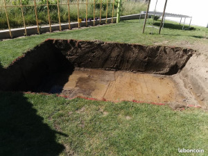 Photo de galerie - Réalisation du terrassement pour la piscine, comprenant le creusement et l’évacuation des terres.