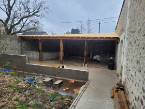 Photo de galerie - Réalisation de la dalle 
montage parpaings 
création de charpente 