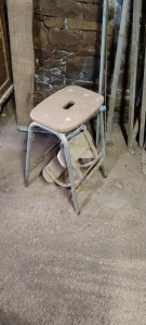 Photo de galerie - Restauration d'un tabouret escabot 