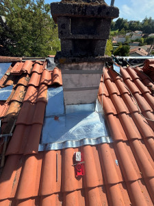 Photo de galerie - Entourage de cheminée en zinc sur tuiles 