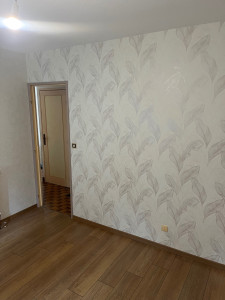 Photo de galerie - Pose papier peint et pose sol stratifié 