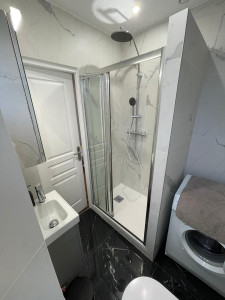 Photo de galerie - Appareillages de la salle de bain complète.