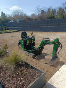 Photo de galerie - Décaissage de l'ancien gravier avant pose du géotextile.