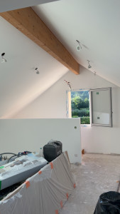 Photo de galerie - Fin de chantier pour cette suite parentale en rampant avec finition joint acrylique entre poutre 