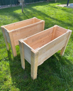 Photo de galerie - Création de jardinières sur pieds avec bois de palettes 