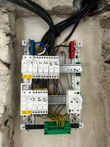 Photo de galerie - Tableau elec installé sur béton, très peu d espace car coffret en bois avec joue de chaque cotée.