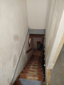 Photo de galerie - Reprise Cage d'escalier redressage des murs ponçage peinture 