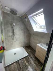 Photo de galerie - Rénovation d’une salle de bain avec la création d’une douche ainsi que le carrelage complet mur et sol
