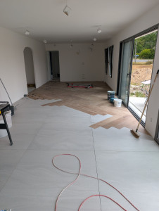 Photo de galerie - Pose un imitation parquet en épi diagonale avec un grand format (1.20/1.20) encastré dans ce dernier