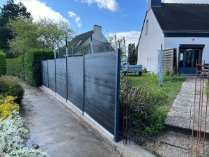 Photo de galerie - Pose de clôture Alu/Composite avec soubassement béton de chez Côté Clôture. 