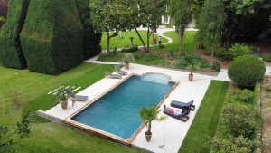 Photo de galerie - Chantier que j’ai réalisé cette année, margelle de piscine, pavage, gazon ainsi que toutes les allées 