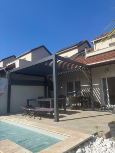 Photo de galerie - Montage pergola bioclimatique 