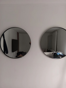 Photo de galerie - Fixation de miroir au mur 