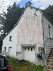Photo de galerie - Nettoyage du pignon à l’aide d’un produit professionnel d’Alep 2100