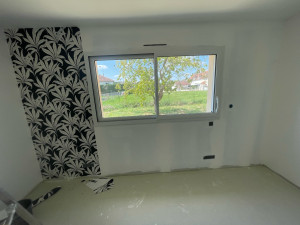 Photo de galerie - Début de pose papier peint à raccord sauter 