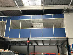 Photo de galerie - Montage mezzanine création de bureau cloison aluminium vitrée sur allège plafond 600x600 20mm