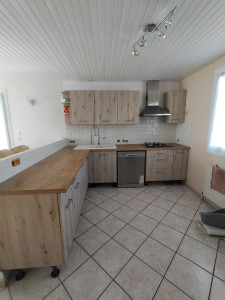 Photo de galerie - Montage d'une cuisine et pose de la faïence.
( photo prise pendant le montage)