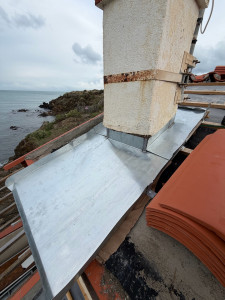 Photo de galerie - Abergement de cheminée en zinc façonné sur place 