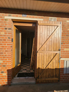 Photo de galerie - Remise en place du volet de la porte d'entrée avec 2 couches de lasure 