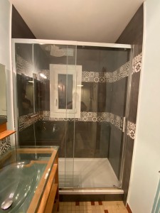 Photo de galerie - Rénovation salle de bain remplacement d’une baignoire part une douche 