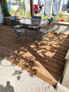 Photo de galerie - Petite terrasse réaliser avec lame de parquet Brico dépôt acheter par la cliente