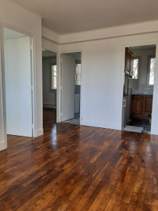 Photo de galerie - Rénovation complète d'un appartement : prélèvement de l'ancien papier peint,
 réparation des murs avec deux couches 
d'enduit ,peindre en couche primaire et deux de finition 