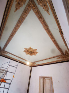 Photo de galerie - Plafond en gypserie dorrures refaites a la feuille d or 