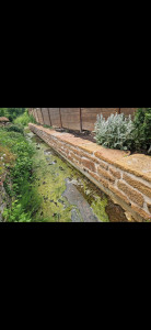 Photo de galerie - Création muret en pierres dans ruisseau 