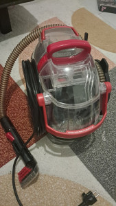 Photo de galerie - Je propose nettoyage complet intérieur de voiture ?
(aspiration des sièges, tapis, coffre et nettoyage des surfaces)
Je fais aussi nettoyage de tapis, moquettes et canapé 
Travail soigné, rapide et avec bon résultat