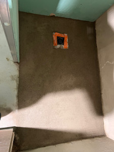 Photo de galerie - Réalisation d’une chape douche à l’italienne 