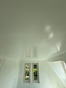 Photo de galerie - Peinture d’un plafond après préparation complète du support. Rendu parfaitement tendu et uniforme, mettant en valeur la luminosité de la pièce grâce à des finitions soignées.